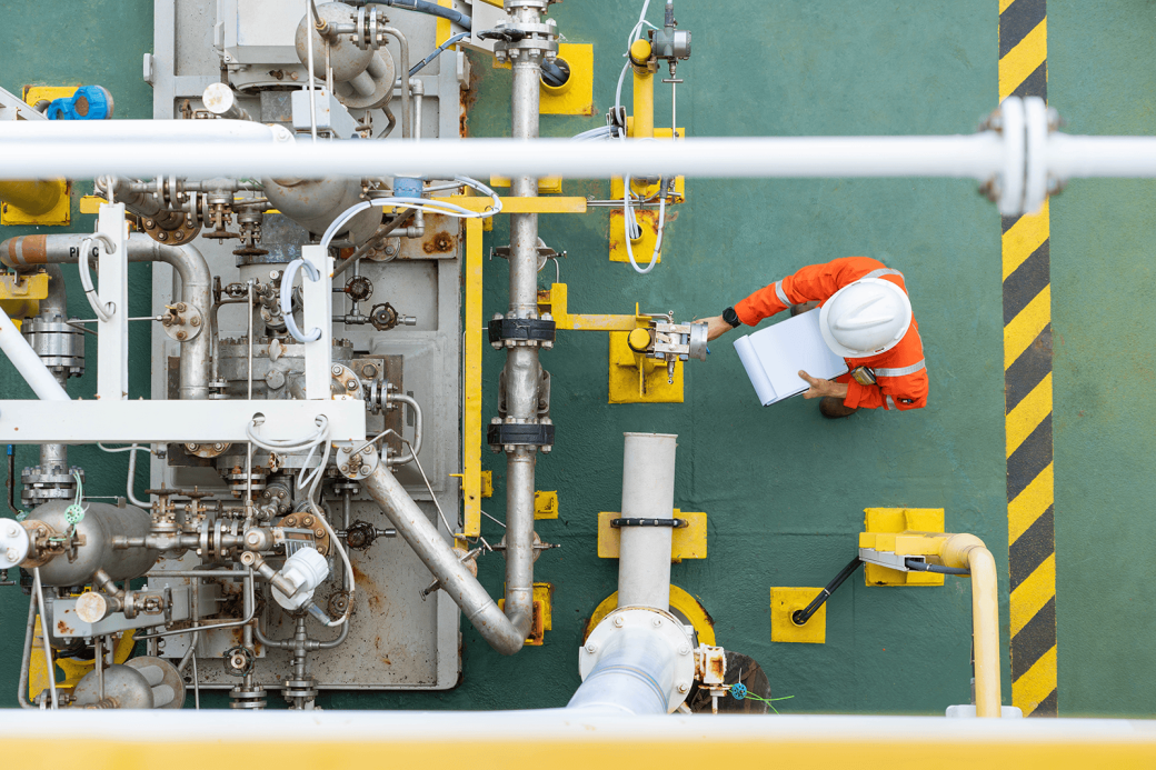 Mechanical operator checking checking oil pump system